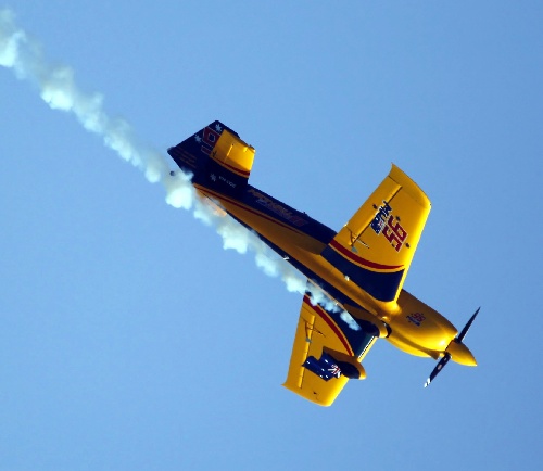 图文:特技飞行世锦赛首站 黄色飞机飞行在天际