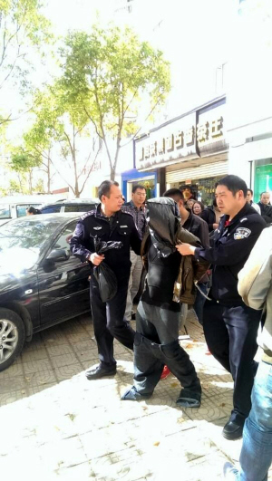 劫匪被警方带离现场 网友"响响520" 供图