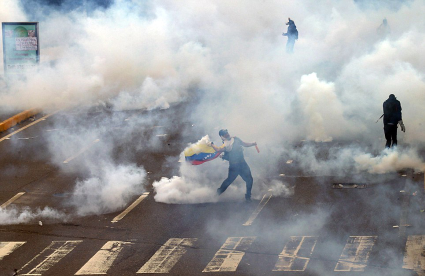 委内瑞拉学生示威升级橡皮弹横飞(高清组图)-搜狐滚动