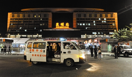 3月1日晚上昆明火车站外的画面.