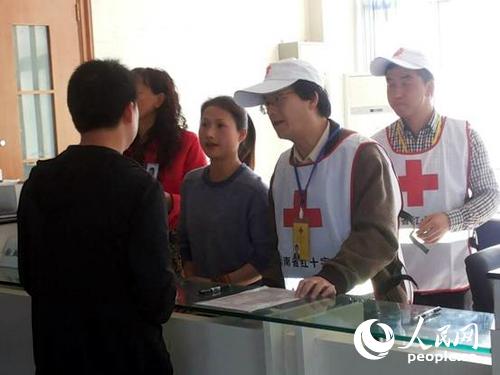 中国红十字会工作组抵昆明 组织参与献血点服