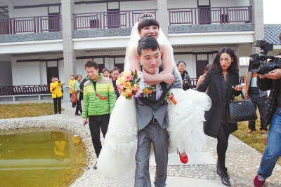 杨海斌背起媳妇，走向他们幸福的下一站。