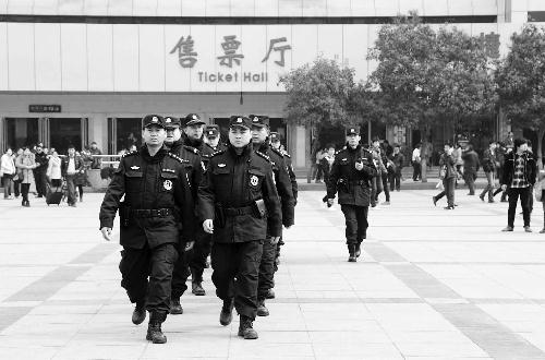 郑州特警、武警、交警在火车站巡逻防控