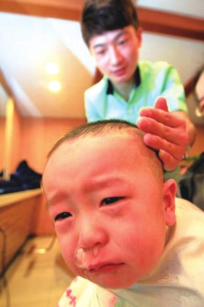 二月二剃龙头小孩哭得鼻涕流(图)