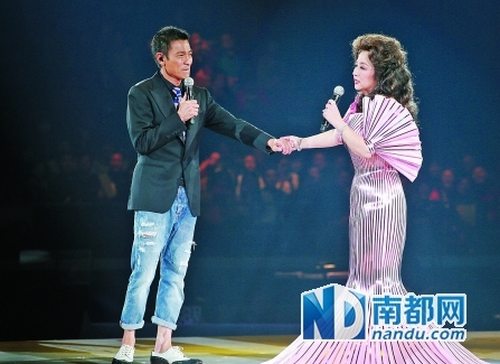 刘德华为徐小凤演唱会担任嘉宾。
