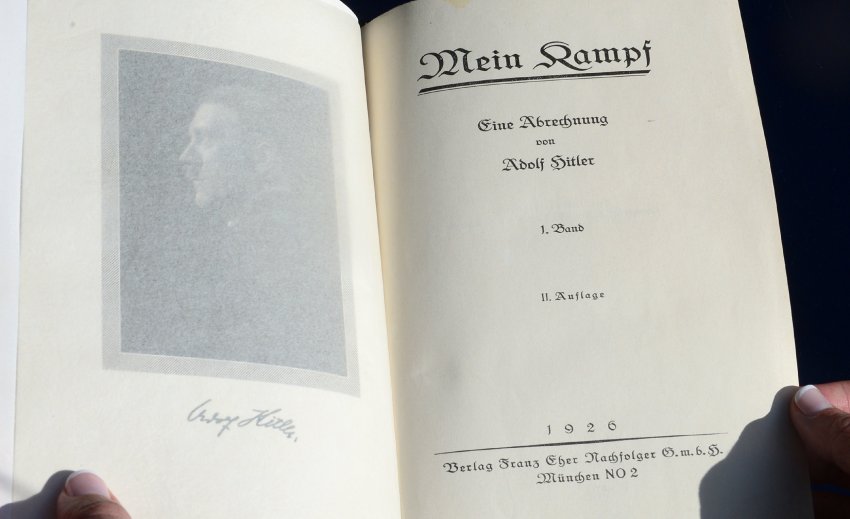 希特勒亲笔签名《我的奋斗》拍出6.5万美元高
