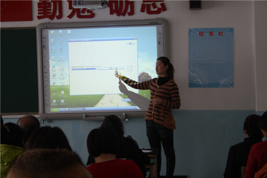 乌市第三十一中学组织教师进行电子白板使用培
