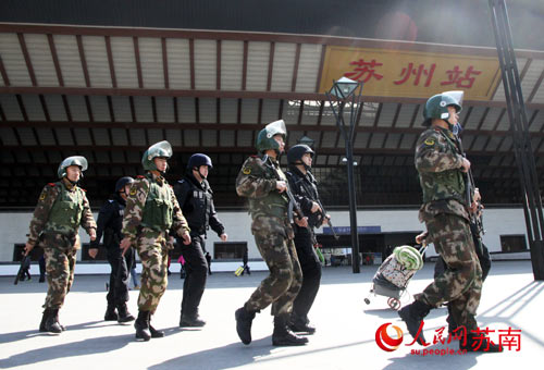 特警巡逻各地火车站 警惕防范暴力恐怖案件