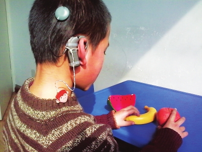 人工耳蜗装上了,语言康复培训还得跟得上。