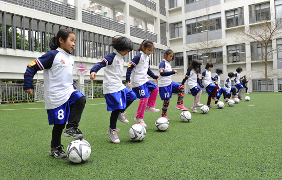 小学体育课足球教案_初中体育教案《足球》_足球教案下载