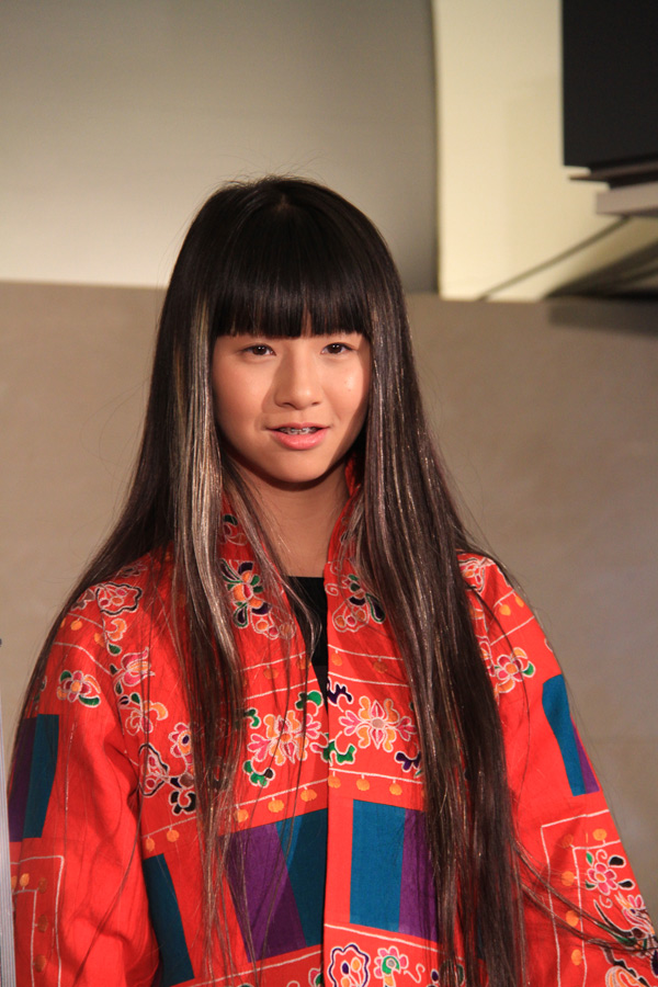 杨丽萍携小彩旗前往日本为公演作宣传(组图)图片
