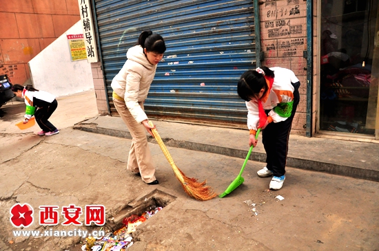 西安网讯 (记者 赵鹏)三月是一个春光明媚、生机勃勃的季节,三月更是一个讲文明、树新风,让雷锋精神吹遍校园每一个角落的季节。在学雷锋纪念日来临之际,科创路小学全体师生聚集在一起,举行了弘扬雷锋精神 倡导时代新风活动启动仪式。 该校共青团员及青年教师志愿者组成了爱心互助小葵花分队,以弘扬老吾老以及人之老,幼吾幼以及人之幼的中华民族传统美德为导向,积极为退休教师、空巢老人提供生活照料、心理抚慰以及和贫困学生结对子等志愿服务。
