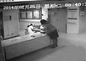 南京官员夫妇打护士事件:女被刑拘男被免职