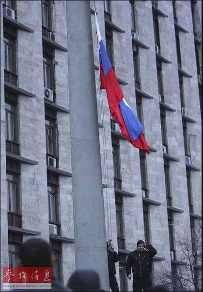 乌克兰东部城市升起俄罗斯国旗(图)