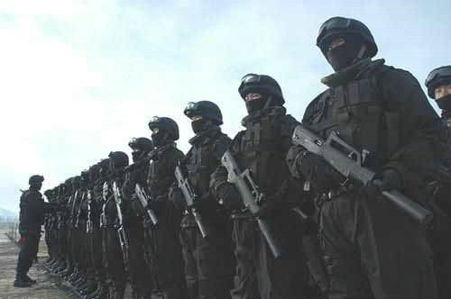 武装巡逻车上街巡防(图) 新疆武警特种部队  中国武警举行反恐演习