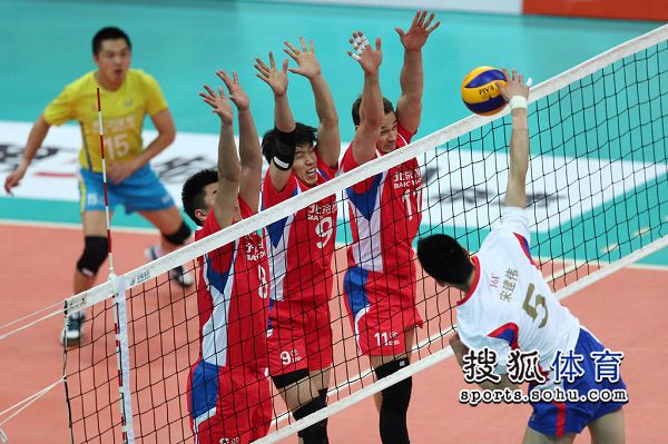图文:男排半决赛Ⅱ-北京3-2山东 北京网上长城