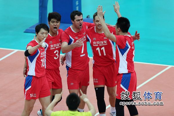 图文:男排半决赛Ⅱ-北京3-2山东 北京霸气庆祝