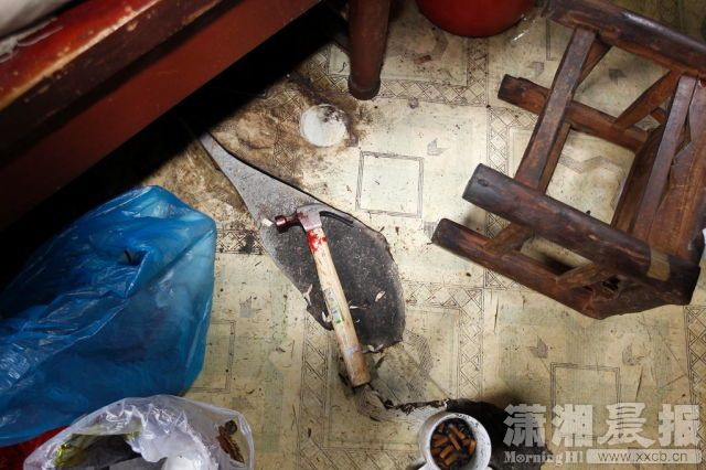 长沙市步行街附近的仁爱园巷，老人住处有一把榔头，带着血迹。 图/潇湘晨报记者 华剑