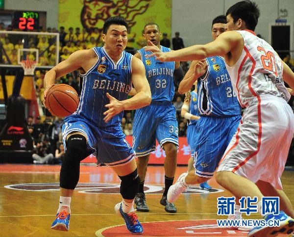 CBA季后赛:广东99-96险胜北京 总分1-1(组图)