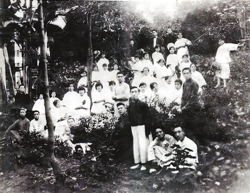 萧楚女(右前排中立)同二女师部分师生合影。