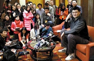 昨日，北京国际饭店，全国政协委员姚明举行新闻发布会，姚明指着自己的耳朵请提问的记者大声点。新京报记者 薛�B 摄