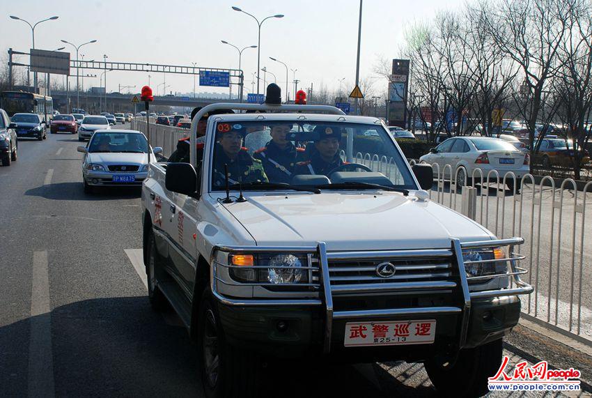 高清:北京武警巡逻车组昼夜执勤巡控街头(图)