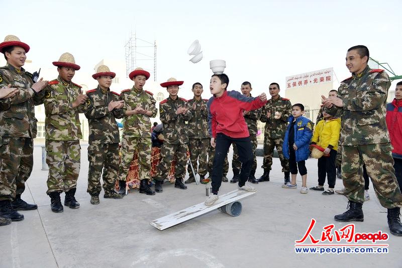 新疆边防机动部队:执勤官兵学"杂技"舒缓"两会"安保备勤压力(高清)