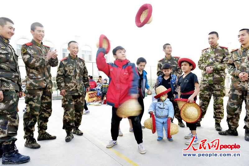 新疆边防机动部队:执勤官兵学"杂技"舒缓"两会"安保备勤压力(高清)