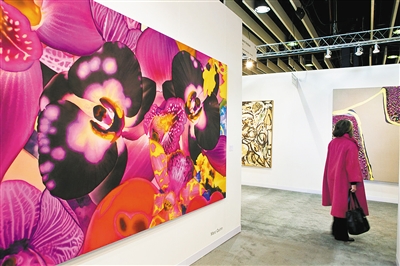 许多先锋、前卫的艺术家作品颇受军械库艺术展青睐。英国当代艺术家马克·奎恩(图)、日本艺术家草间弥生雕塑作品都曾亮相艺术展。军械库艺术展官方网站供图