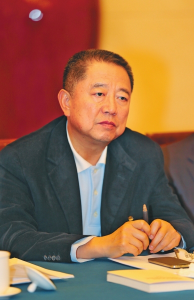 全国人大代表,河南建业集团董事长胡葆森在京接受大河报记者采访.