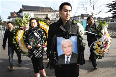 当日,宪法学泰斗许崇德遗体告别仪式在八宝山革命公墓举行.