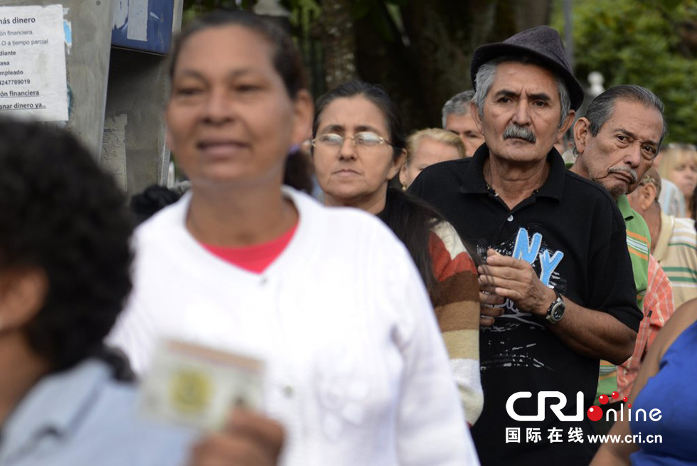 委内瑞拉示威持续引发食品短缺 购买商品先取