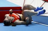 图文：室内世锦赛女子撑杆跳 德国选手摔倒地上