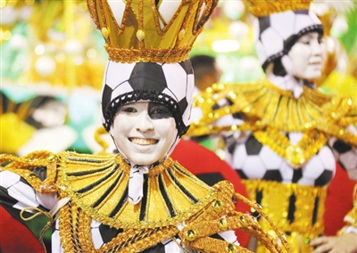 里约热内卢桑巴大道举行的特级组桑巴巡游上,一个桑巴舞学校的狂欢者