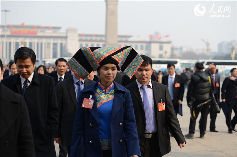 高清组图:全国两会现场民族盛装百花齐放