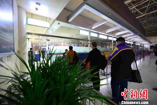 吉祥航空HO1253航班紧急备降济南机场，139位乘客安全抵达，部分乘客选择终止航程。图为乘客在值机柜台办理终止航程手续。　李欣　摄