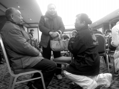 慈济基金会志愿者(右)在安抚马航失联飞机乘客家属。京华时报记者赵思衡摄