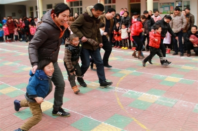 幼儿园体育教案怎么写_幼儿园大班体育教案《投沙袋》教案_幼儿小班体育教案大全