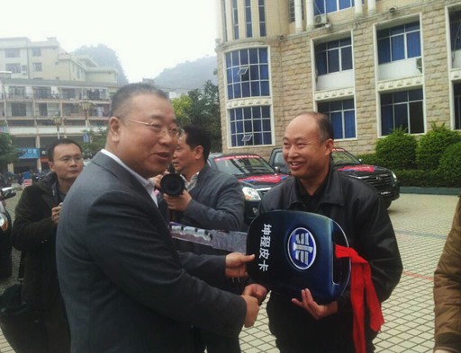 一汽通用汽车捐赠10辆解放坤程皮卡助力凤山县经济建设