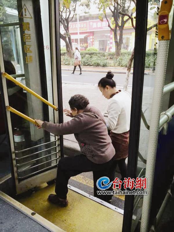 厦门:白衣女孩搀老人下公交车 举手之劳暖人心