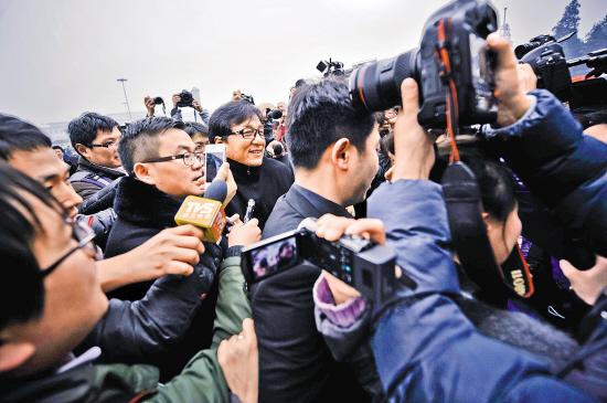 成龙被记者围堵 羊城晚报特派记者 陈文笔 摄