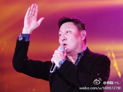 财经滚动_搜狐资讯第三位出场的是韩磊大叔,韩磊今天演唱的