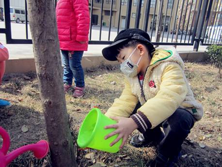 红黄蓝幼儿园里的植树节