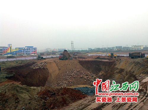 江西丰城现1800平方米巨坑 目测深达15米(图)