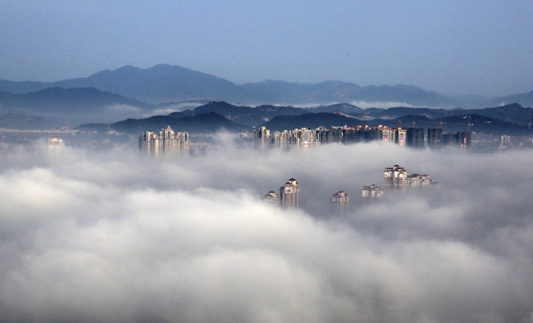 3月13日晨,福建泉州市区出现平流雾景观,宛如仙境.