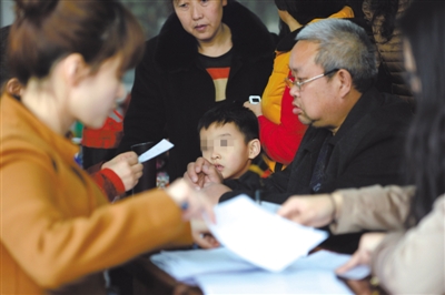 昨日，家長(zhǎng)為服用藥品的幼兒登記參加體檢。西安兩所幼兒園長(zhǎng)期給園內(nèi)幼兒集體服用“病毒靈”。新華社記者 李一博 攝