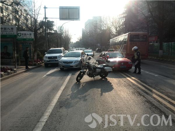 【组图】上班高峰公交车抛锚 警用摩托车"封"道(组图)