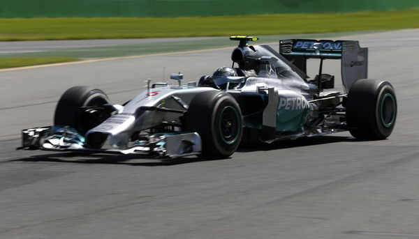 图文:F1揭幕战第一次练习 罗斯伯格准备入弯