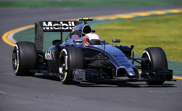图文:F1揭幕战第一次练习 马格努森出弯