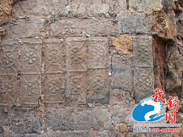 据工地负责人介绍,古青砖上印有六瓣莲花纹,疑似六朝古代墓葬群.